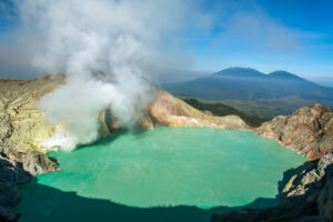 Read more about the article Life in the Depths: Exploring the Unique Ecosystems of Acidic Lakes